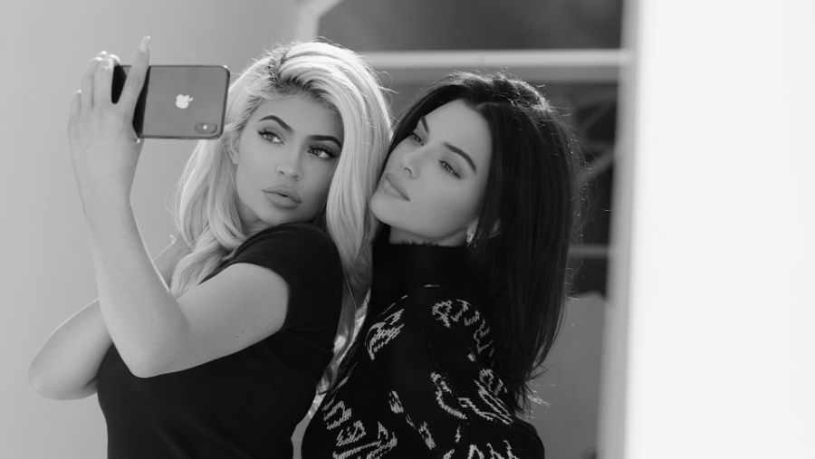 KENDALL+KYLIE هي علامة تجارية عالمية لأسلوب حياة متميز أطلقتها أيقونات الأناقة والموضة كيندال وكايلي جينر.