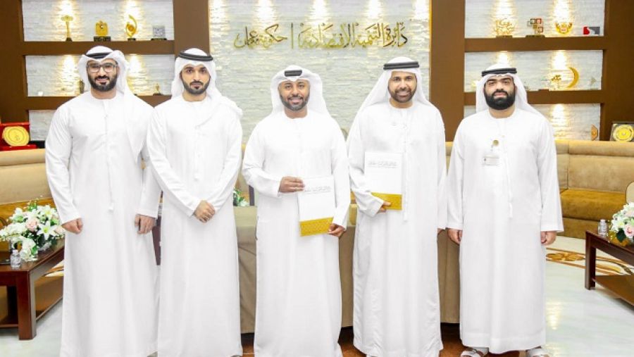 وقع مذكرة التفاهم سعادة علي عيسى النعيمي، مدير عام الدائرة، والمستشار الإعلامي عبد الله محمد الشحي، الرئيس التنفيذي لشبكة رؤية الإمارات الإعلامية.