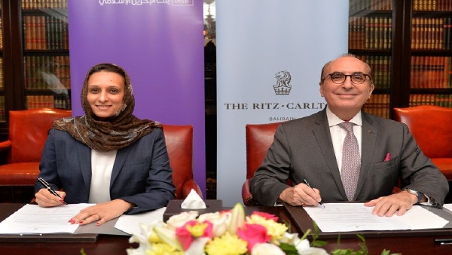 حضر حفل توقيع الاتفاقية السيدة دلال الغيص مديرعام الخدمات المصرفية للأفراد ببنك البحرين الإسلامي والسيد بيرنارد ديفيلي مدير عام ريتز كارلتون البحرين.