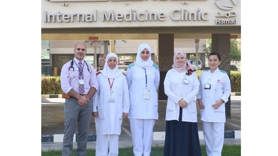 نصير مسعودي، قائد الفريق الطبي المشرف على البرنامج واستشاري أول الطب الباطني بمؤسسة حمد الطبية، رفقة أعضاء فريق مبادرة المواعيد الطبية المشتركة.  