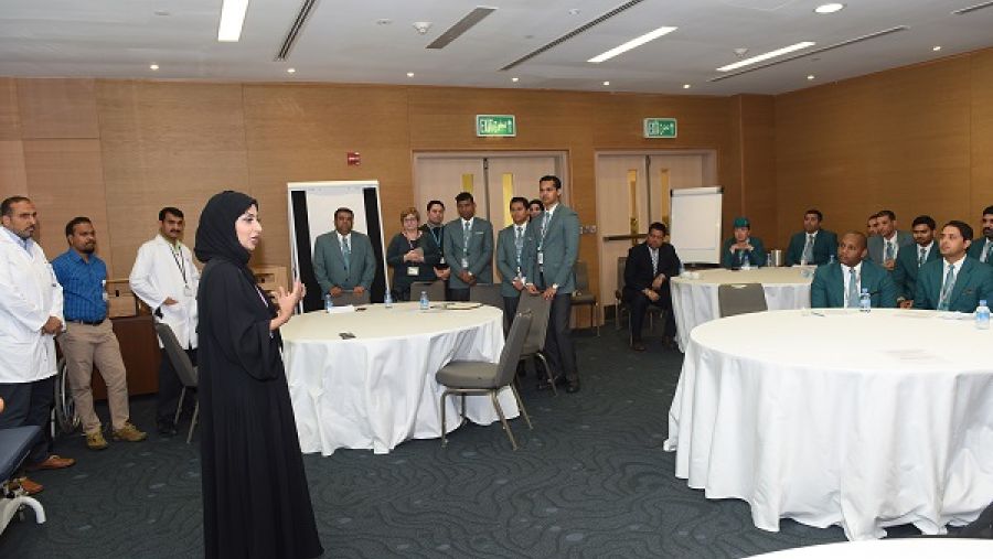 الدكتورة وفاء اليزيدي، رئيس مركز قطر لإعادة التأهيل في مؤسسة حمد الطبية، أثناء عرض تقديدمي خلال الدورة التدريبية  التي عقدت لموظفين بمطار حمد الدولي.