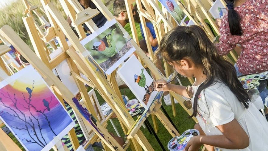 يمكن للأطفال اكتساب معلومات علمية قيّمة ومفيدة حول أصول العناية بالحدائق وإعداد أصص الورود عبر ورشة عمل مسلية.