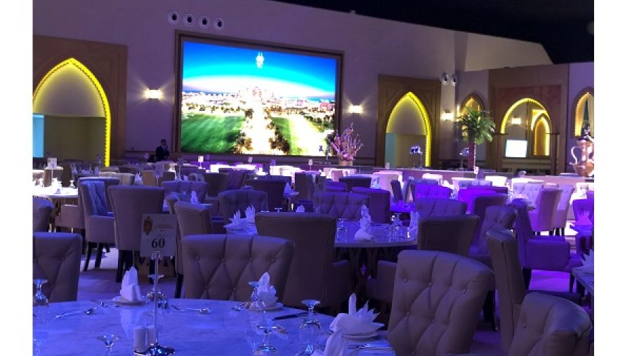 تنتشر في جميع أرجاء الخيمة المقاعد والجلسات المريحة التي تخلق جواً حميمياً رائعاً للاسترخاء والاستمتاع بالوقت مع الأصدقاء والعائلة طوال شهر رمضان الكريم. 