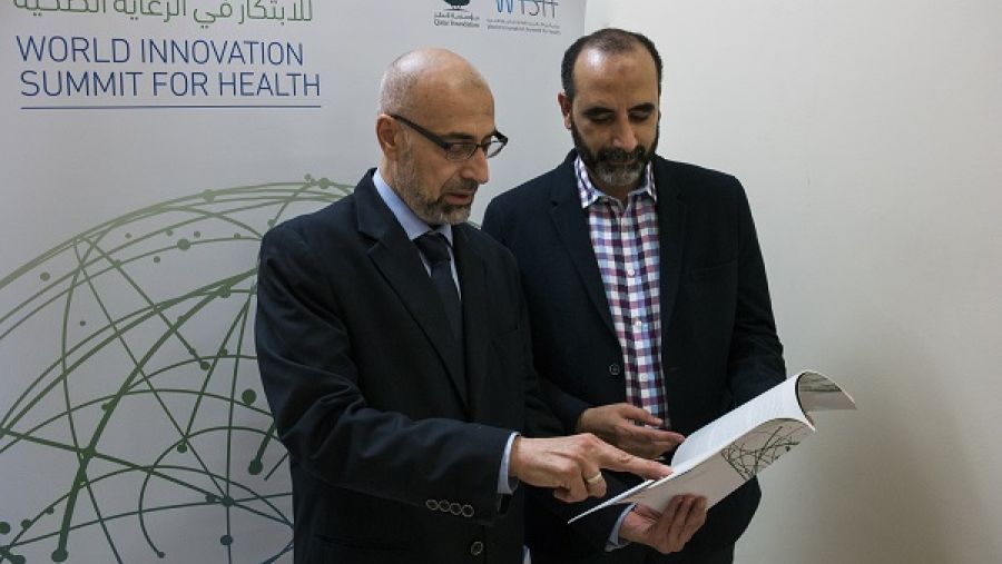 الدكتور محمد غالي، أستاذ الدراسات الإسلامية وأخلاق الطب الحيوي بمركز دراسات التشريع الإسلامي والأخلاق في جامعة حمد بن خليفة يتحدث مع الدكتور وليد قرنفلة، مدير البحوث والسياسات في مؤتمر ويش.