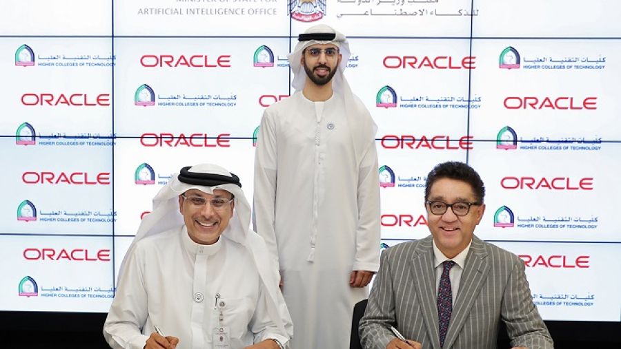 وقع الاتفاقية كل من سعادة الدكتور عبداللطيف الشامسي مدير مجمع كليات التقنية العليا ، و السيد / آرون كيهار، نائب رئيس أول لتطبيقات الأعمال لدى شركة أوراكل بمنطقة أوروبا الشرقية والوسطى والشرق الأوسط وأفريقيا.
