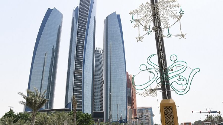 يأتي مشروع الإنارة التزيينية الذي نفذته البلدية وفقاً لتشكيلات إسلامية مستوحاة من روحانية الشهر الفضيل لإضفاء المزيد من الجمال والسكينة وخصوصية الشهر على شوارع أبوظبي وضواحيها.
