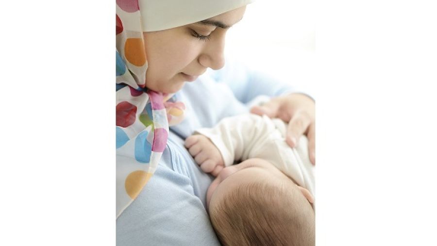 إن الاقتصار على الرضاعة الطبيعية خلال الأشهر الستة الأولى من حياة الطفل يعود بمنافع صحية كثيرة على الأم وطفلها معاً.