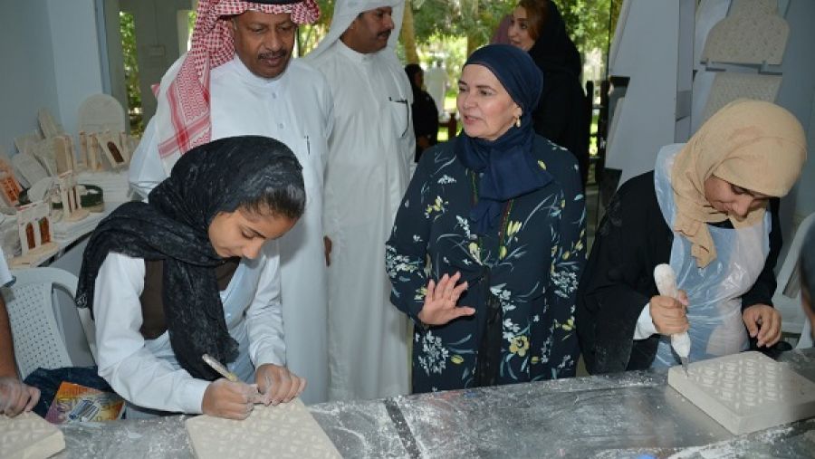 تم تدريب 25 طالب وطالبة على المهارات الأساسية لخمس حرف يدوية تقليدية الا وهي صناعة نماذج السفن الخشبية، والنسيج اليدوي، والنقش على الجبس، والصناديق المبيتة، والفخار.