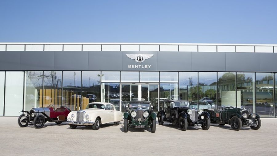 كلاسيك Bentleys جاهز للسنة المئوية.