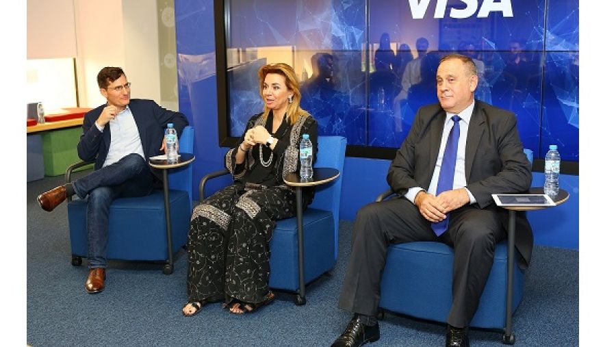 أندرو توري، الرئيس الإقليمي لمنطقة وسط وشرق أوروبا والشرق الأوسط وأفريقيا في Visa، وندى مرتضى الصباح، الأمين العام لمجلس القيادات الجامعية.