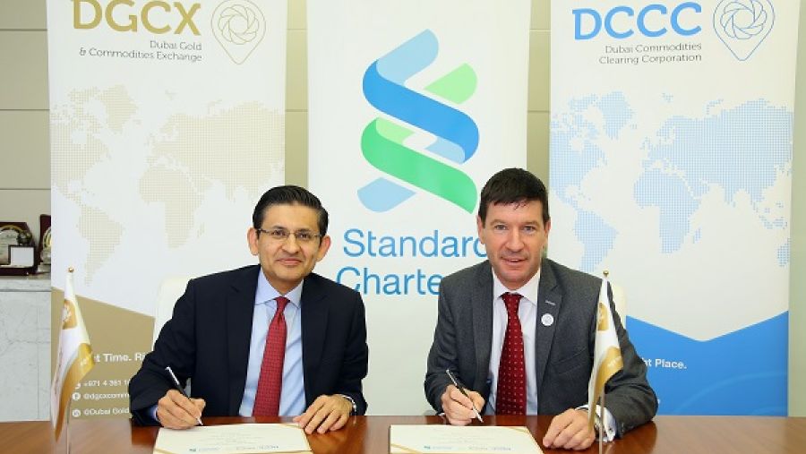 معتصم إقبال، رئيس قسم المعاملات المصرفية، بنك ستاندرد تشارترد، الإمارات العربية المتحدة و  ليس ميل، الرئيس التنفيذي لـبورصة دبي للذهب والسلع