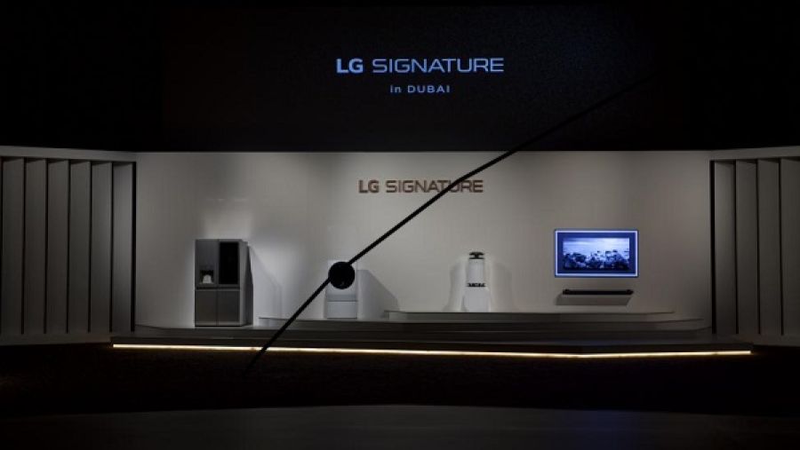 تتألف عائلة LG SIGNATURE المبتكرة رائعة التصميم من أربعة منتجات: أنحف وأروع جهاز تلفزيون أوليد في العالم، وثلاجة أنيقة مع ميزة إنستافيو للباب في الباب. وغسالة مع نشافة متينة البنية، وجهاز تنقية للهواء لحماية عائلتك من الملوثات والمواد المسببة للحساسية في الهواء