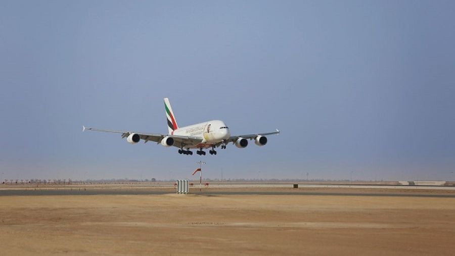  استقبل مطار الملك خالد الدولي اليوم طائرة الإمارات العملاقة الإيرباص A380 في رحلة لمرة واحدة إلى الرياض. ويأتي تشغيل هذه الطائرة مشاركةً من الناقلة للمملكة العربية السعودية احتفالاتها باليوم الوطني.