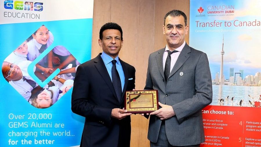 كريم شيلي، رئيس الجامعة الكندية في دبي، مع دينو فاركي، الرئيس التنفيذي لمجموعة جيمس للتعليم.