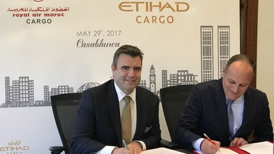 ديفيد كير، نائب أول للرئيس لشؤون الاتحاد للشحن، وأمين الفارسي، نائب الرئيس لشؤون الشحن في الخطوط الملكية المغربية يوقعان على مذكرة التفاهم التي تهدف إلى تعزيز نطاق التعاون بين الشركتين
