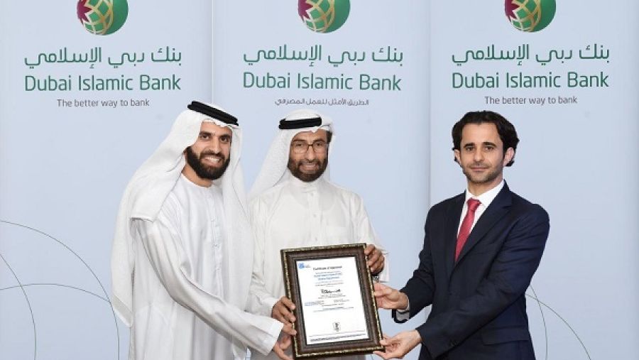 عبد الله الهاملي ، العضو المنتدب و موسى طارق خوري ، رئيس قسم الشريعة في بنك دبي الإسلامي