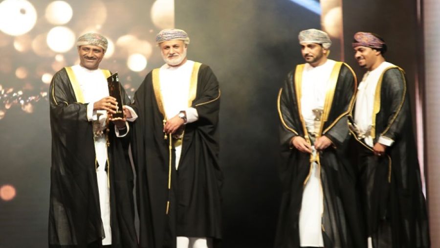 البنك يتسلم الجائزة