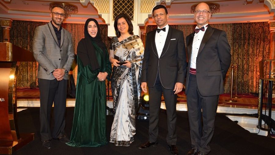 مديرة مدرسة جيمس مودرن أكاديمي، نرجيش كمباتا، تحصد الجائزة الأولى تقديراً لجهودها في الارتقاء بمهنة التعليم.