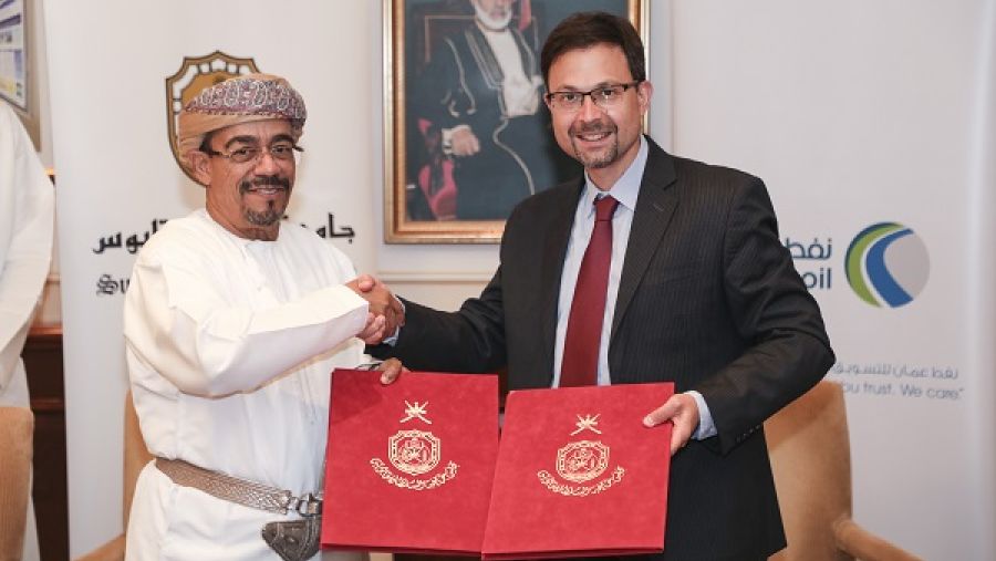 قام بتوقيع الاتفاقية ديفيد خليفة، الرئيس التنفيذي لشركة النفط العُمانية للتسويق، والدكتور علي البيماني، رئيس جامعة السلطان قابوس.

