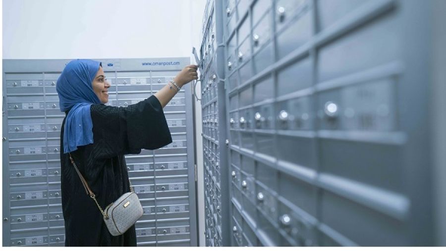 شبكة بريد عُمان تضم 83 فرعاً و70,000 صندوق بريدي في مختلف أنحاء السلطنة لتقدم لعملائها عدد من الخدمات البريدية التقليدية مثل توصيل واستلام الطرود العادية والعاجلة خلال 24 ساعة في 15 مدينة من مدن السلطنة.