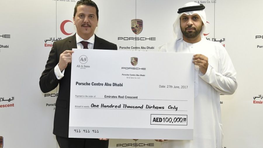 وسام خليل، المدير العام لمركز بورشه أبوظبي ومحمد يوسف الفهيم، نائب الأمين العام لخدمات الدعم، الهلال الأحمر الإماراتي