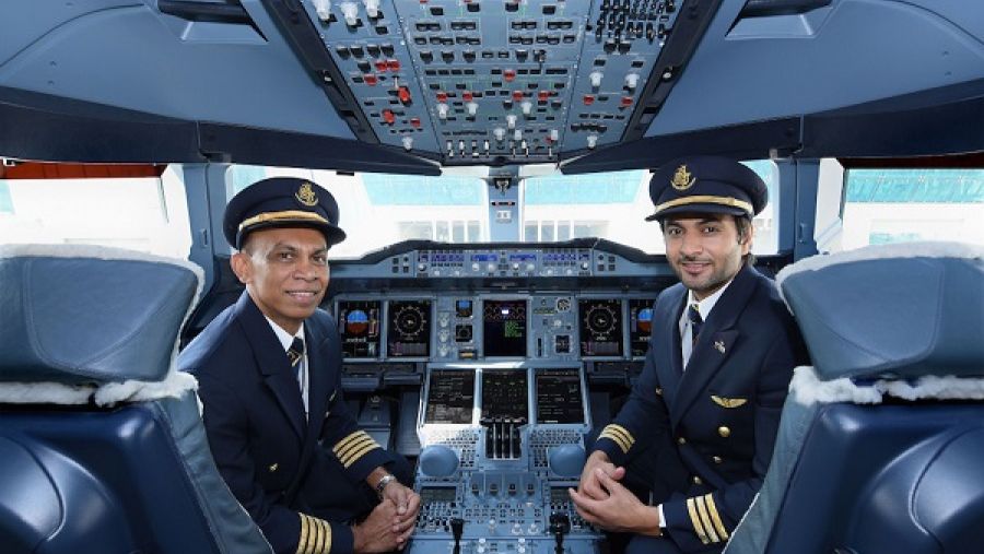 قاد طائرة الإمارات الإيرباص A380 في أول رحلة لها إلى كولومبو القبطان السريلانكي يودايا تيليكيرانتي، ومساعده الإماراتي الضابط أول سعيد المهيري