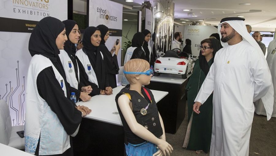 مانع محمد سعيد الملا مع خولة البادي يتعرفان على مشروع خاص بسترة نجاة من ابتكار مجموعة من الطالبات الإماراتيات ببرنامج "بالعلوم نفكر" التابع لمؤسسة الإمارات لتنمية الشباب.