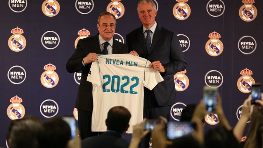 فلورنتينو بيريز رودريغيز، رئيس نادي "ريال مدريد"، وستيفان هايدنريش، الرئيس التنفيذي لـ "بايرزدورف" خلال المؤتمر الصحفي.
