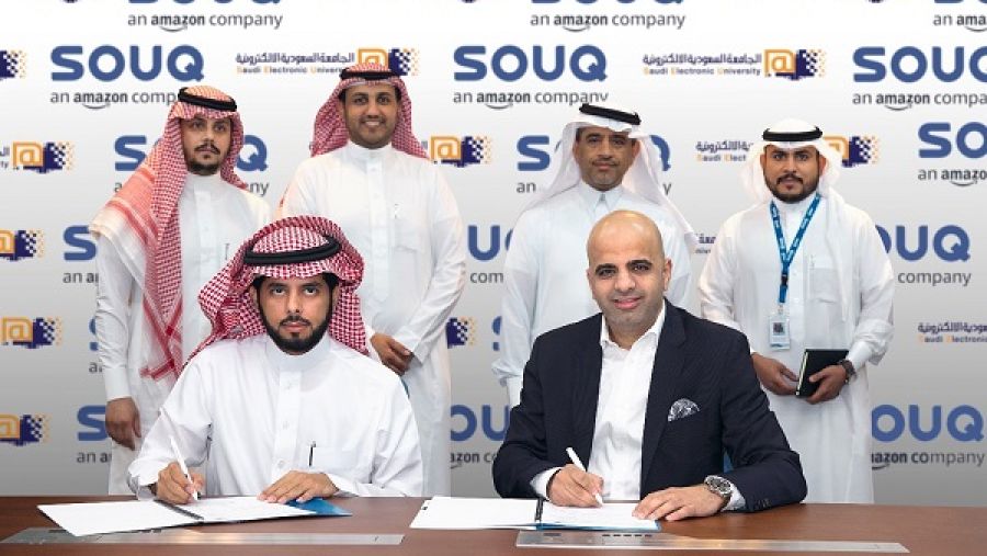 تم توقيع المذكرة في مقر الجامعة بالرياض من قبل عميد كلية العلوم الإدارية والمالية بالجامعة الإلكترونية السعودية.