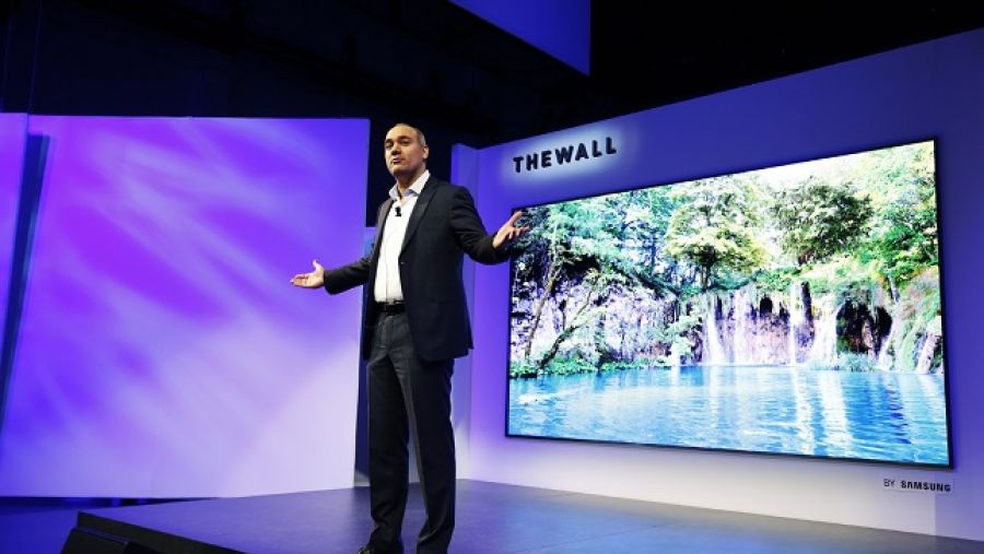 يوفر تلفاز سامسونج "The Wall" الذي يأتي بحجم 146 بوصة وتصميم نمطي يعتمد على الوحدات المجزأة بتكنولوجيا MicroLED، جودة عرض مثالية دون أي قيود فيما يتعلق بالحجم أو الدقة أو الشكل. و