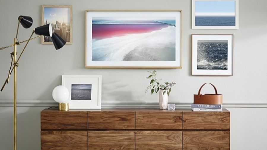 أحدث إطلاق تلفزيون The Frame الذي تم تصميمه بالتعاون مع المصمم العالمي إيف بيهار، تبديلاً جذرياً على مستوى قطاع التلفزيون، وتحويل الصندوق الأسود التقليدي إلى قطعة فنية تضفي على المنزل قيمة جمالية. 