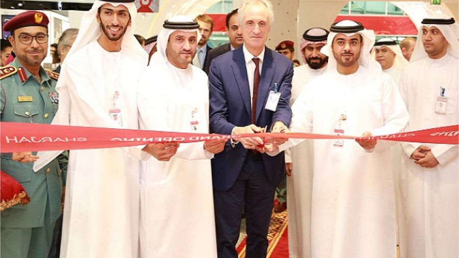 تدير شركة "ديوفري" العالمية السوق الحرة في مطار الشارقة الدولي، و تلتزم بتقديم المنتجات وفق أعلى معايير الجودة.