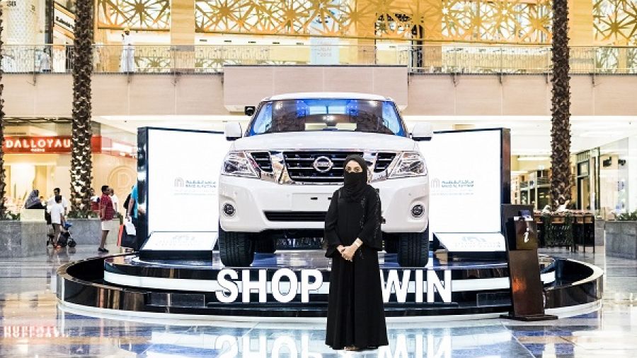 فازت المواطنة الإماراتية شيخة الحوسني بسيارة الدفع الرباعي ذات الأداء الاستثنائي على الطرقات الوعرة بعد أن تسوقت في عدد من متاجر الأزياء والإكسسوارات المفضلة لديها خلال مفاجآت صيف دبي.