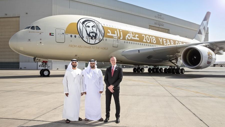كان في استقبال سمو الشيخ ذياب كل من سعادة محمد مبارك بن فاضل المزروعي، رئيس مجلس إدارة مجموعة الاتحاد للطيران، وتوني دوغلاس، الرئيس التنفيذي لمجموعة الاتحاد للطيران، إلى جانب أعضاء فريق الإدارة العليا بمجموعة الاتحاد للطيران.