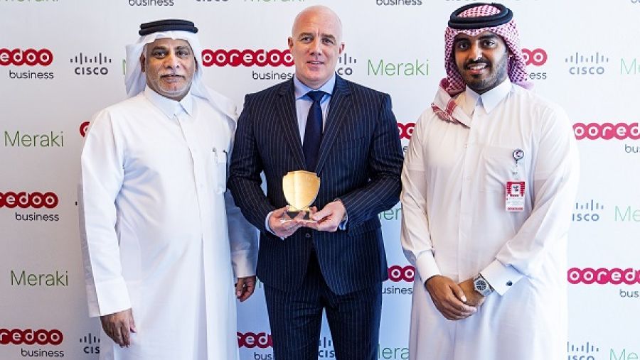 يوسف عبد الله الكبيسي، الرئيس التنفيذي للعمليات و ناصر آل ثاني، الرئيس التنفيذي للمجموعة يتسلم الشهادة الذهبية