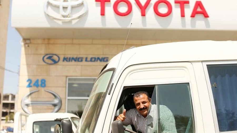 المركزية تويوتا تكرّم أحد مالكي باصات تويوتا كوستر