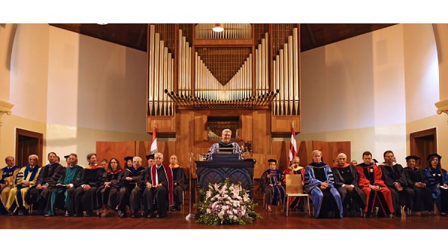 بعد دخول الموكب الرسمي المؤلف من الرئيس وعمداء الكليات وأعضاء هيئة التدريس وأعضاء مجلس الأمناء، إستهل الإحتفال بالنشيد الوطني اللبناني، ليتكلم بعد ذلك رئيس الجامعة الدكتور فضلو خوري