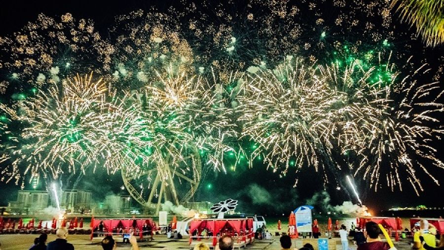 الألعاب النارية خلال مهرجان دبي للتسوق