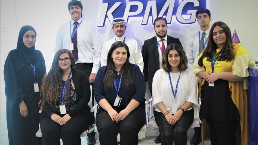 مجموعة من الطلاب المشاركين في البرنامج التدريبي الصيفي في شركة كي بي إم جي في البحرين