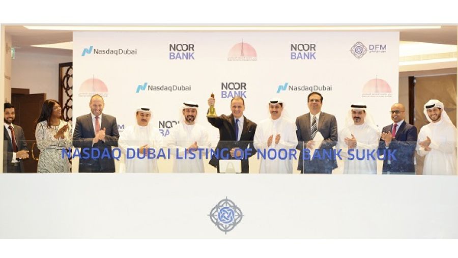 جون ايسيفيديس, الرئيس التنفيذي لشركة نور بنك خلال احتفالية قرع الجرس