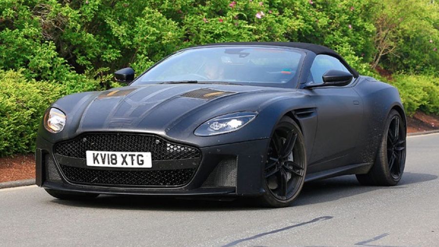 نجح نايت في تجسيد روعة وتفرّد سيارة DBS Superleggera على أرض الواقع بفضل قدرته الباهرة على توظيف الصور الفوتوغرافية وتقنية ’الصور المُنتجة بواسطة الحاسوب‘ (CGI)؛ في حين تولت PRETTYBIRD إنتاج جلسة التصوير.