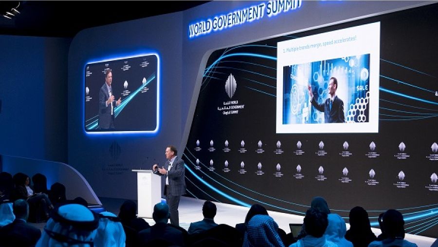 جيم كارول، المبتكر ومستشرف المستقبل العالمي خلال الجلسة.