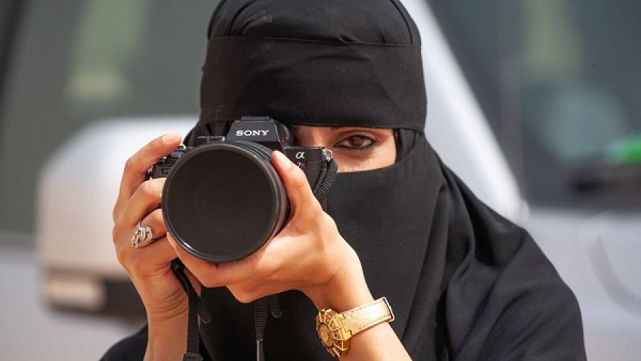 نوال تركي الجبر، رئيسة القسم النسائيّ في جريدة الرياض الناطقة باللغة العربيّة ومقدّمة البرامج الإذاعيّة المخضرمة