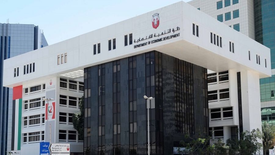 على المستهلكين الحرص خلال عملية الشراء والتأكد من عدم وجود تلاعب في الأسعار أو عدم الالتزام بالقوانين، في حال رفض البائع تسليم الفاتورة، يجب على العملاء تقديم الشكاوى من خلال أرقام التواصل المنتشرة على منافذ البيع الرئيسة، وهي خدمة أهلاً دبي 600545555.