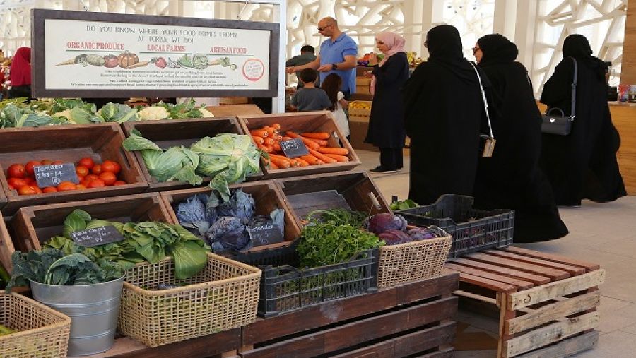 أفراد من المجتمع يزورون سوق التربة للمزارعين في المدينة التعليمية بمؤسسة قطر.