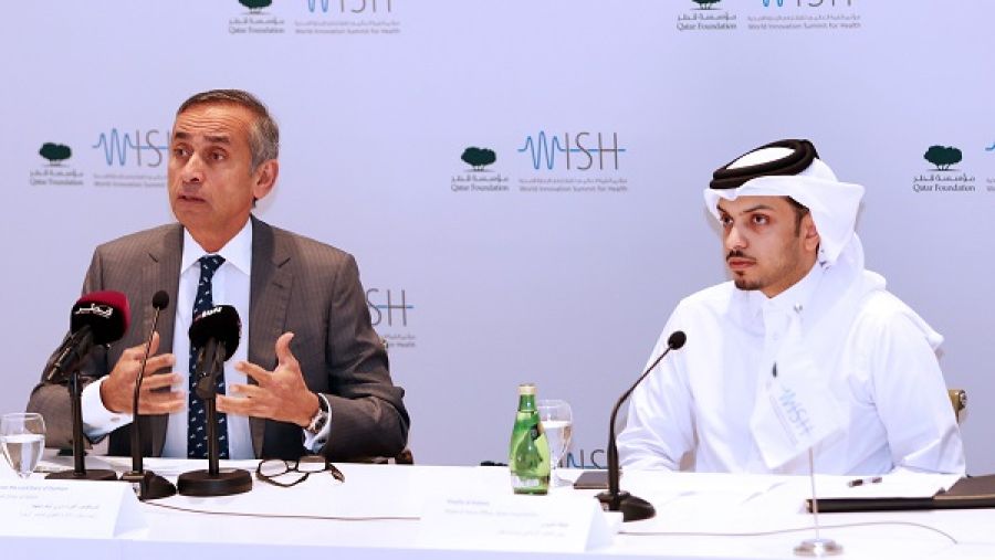 البروفيسور اللورد دارزي أوف دينهام، رئيس مجلس الإدارة التنفيذي لمؤتمر ويش، والسيد خليفه الكبيسي، رئيس المكتب الإعلامي بمؤسسة قطر، خلال الإعلان عن موعد ويش 2018
