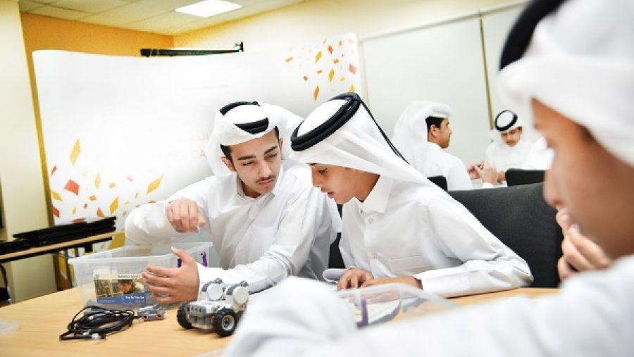 طلاب يشاركون في ورشة عمل تفاعلية بالمخيم المهني الصيفي الأخير الذي نظمه مركز قطر للتطوير المهني