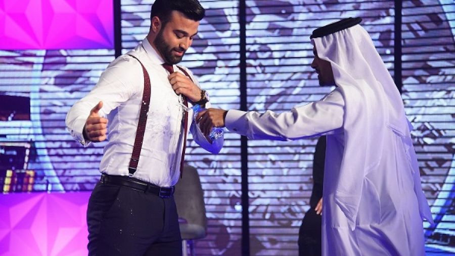 الدكتور خالد العالي يختبر نتائج ابتكار فؤاد مقصود "آلة رش واقٍ نانو للقماش" ببرنامج نجوم العلوم