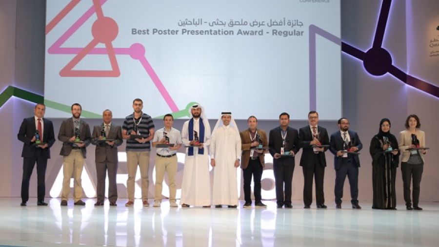 د. نبيل السالم، المدير التنفيذي لمكتب الاتصالات والإعلام في قطاع البحوث والتطوير في مؤسسة قطر يقدم جوائز أفضل عرض تقديمي لملصق