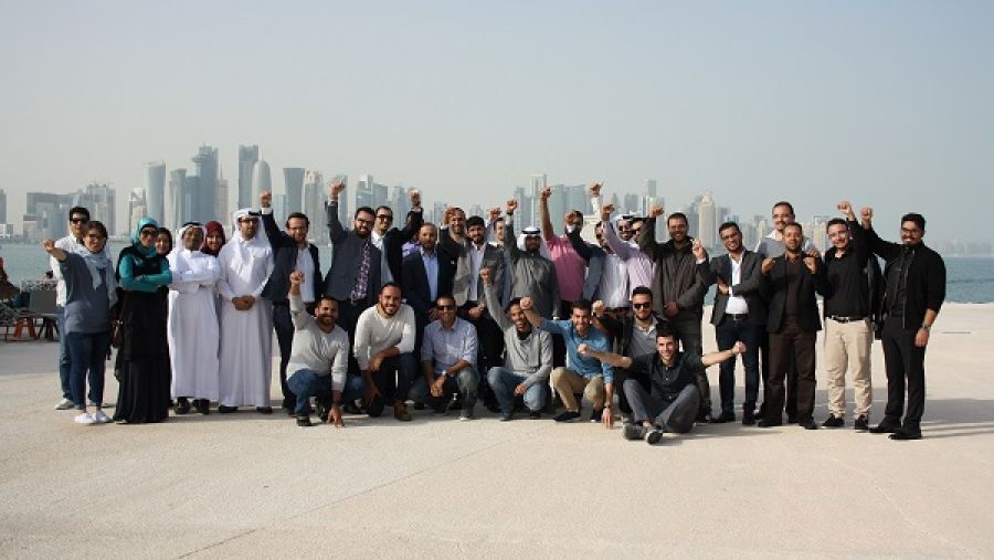 المبتكرون المتأهلون في برنامج "نجوم العلوم" قبل سماع نتائج "التسعة الأفضل" خلال حلقة المجلس
